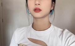 用牙齿轻吸咬小豆